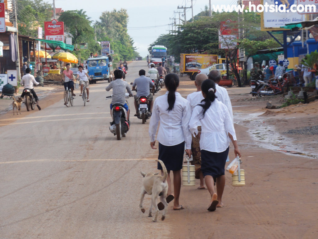 จังหวัดอุดรเมียนเจย ทำบุญที่วัดในเมืองสำโรง