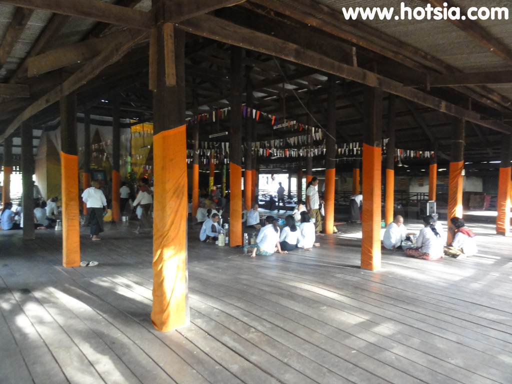 จังหวัดอุดรเมียนเจย ทำบุญที่วัดในเมืองสำโรง