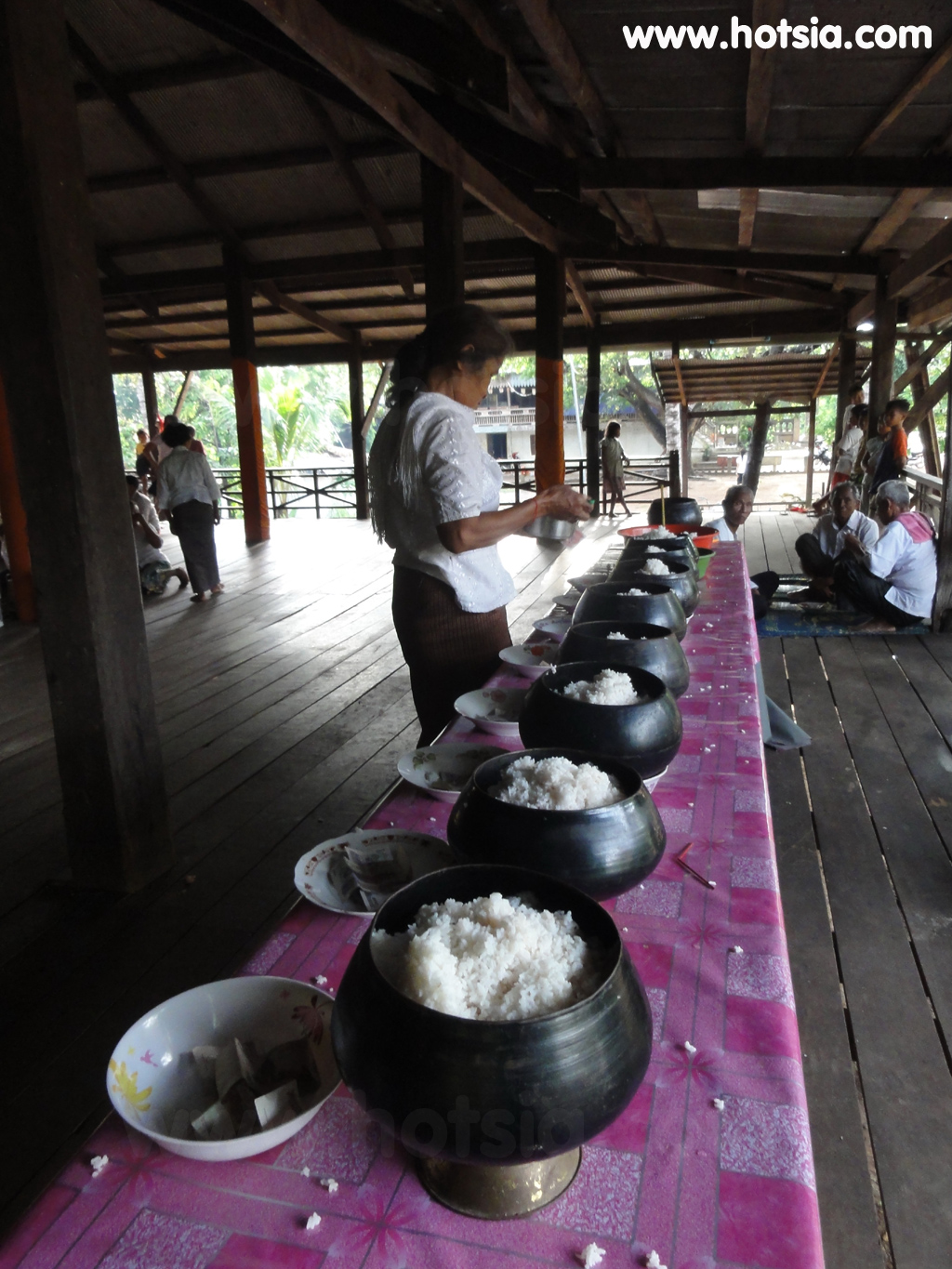 จังหวัดอุดรเมียนเจย ทำบุญที่วัดในเมืองสำโรง