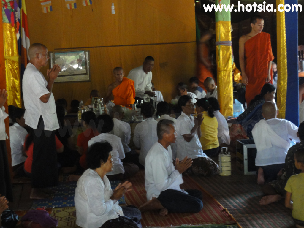 จังหวัดอุดรเมียนเจย ทำบุญที่วัดในเมืองสำโรง