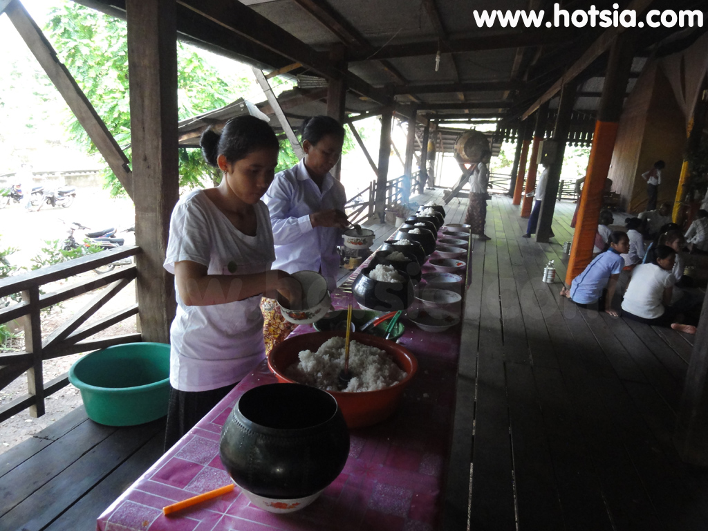 จังหวัดอุดรเมียนเจย ทำบุญที่วัดในเมืองสำโรง