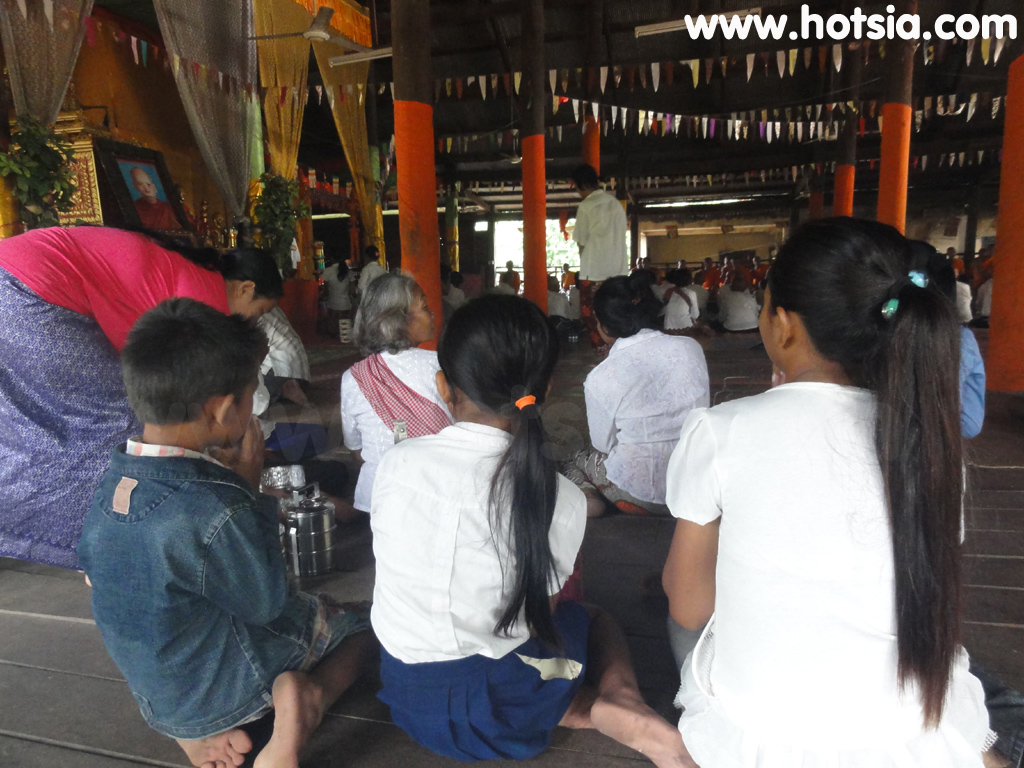 จังหวัดอุดรเมียนเจย ทำบุญที่วัดในเมืองสำโรง