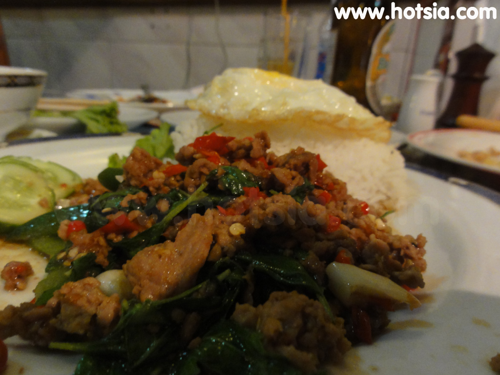 เที่ยวพนมเปญ ผัดกระเพราเป็ดไข่ดาว พนมเปญ
