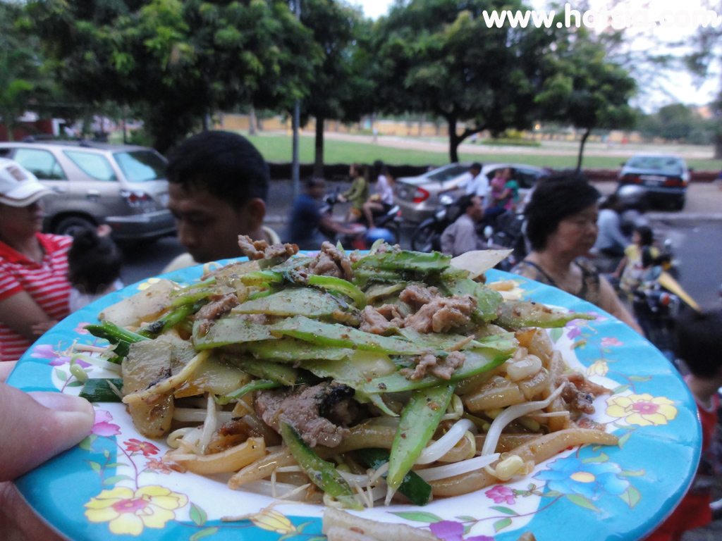 เที่ยวกัมพูชา ผัดหมี่ข้างวังพนมเปญ