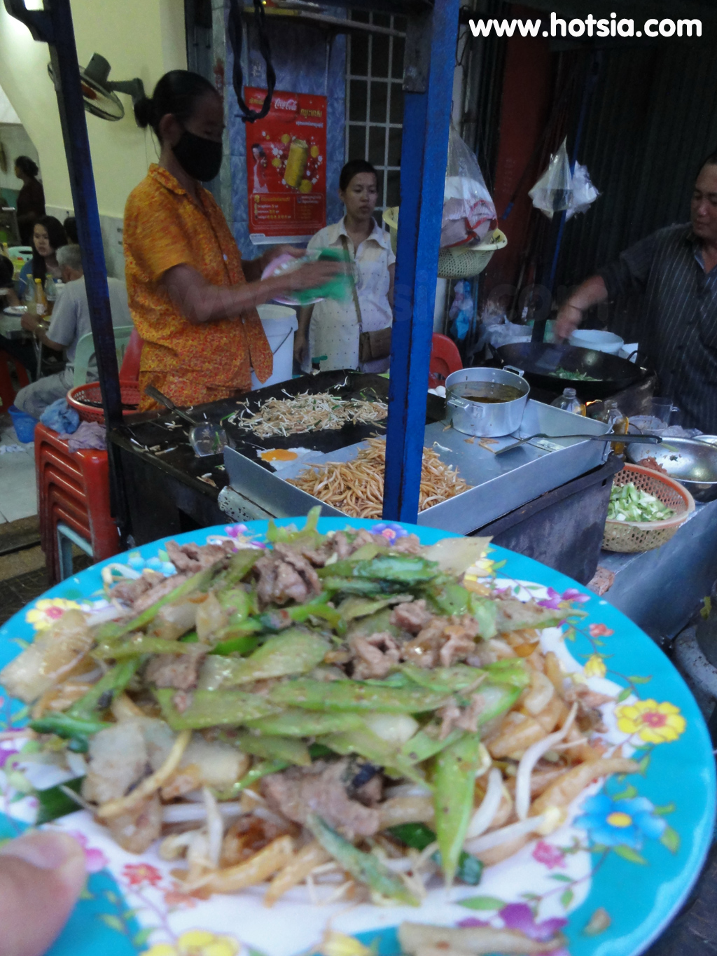 เที่ยวกัมพูชา ผัดหมี่ข้างวังพนมเปญ