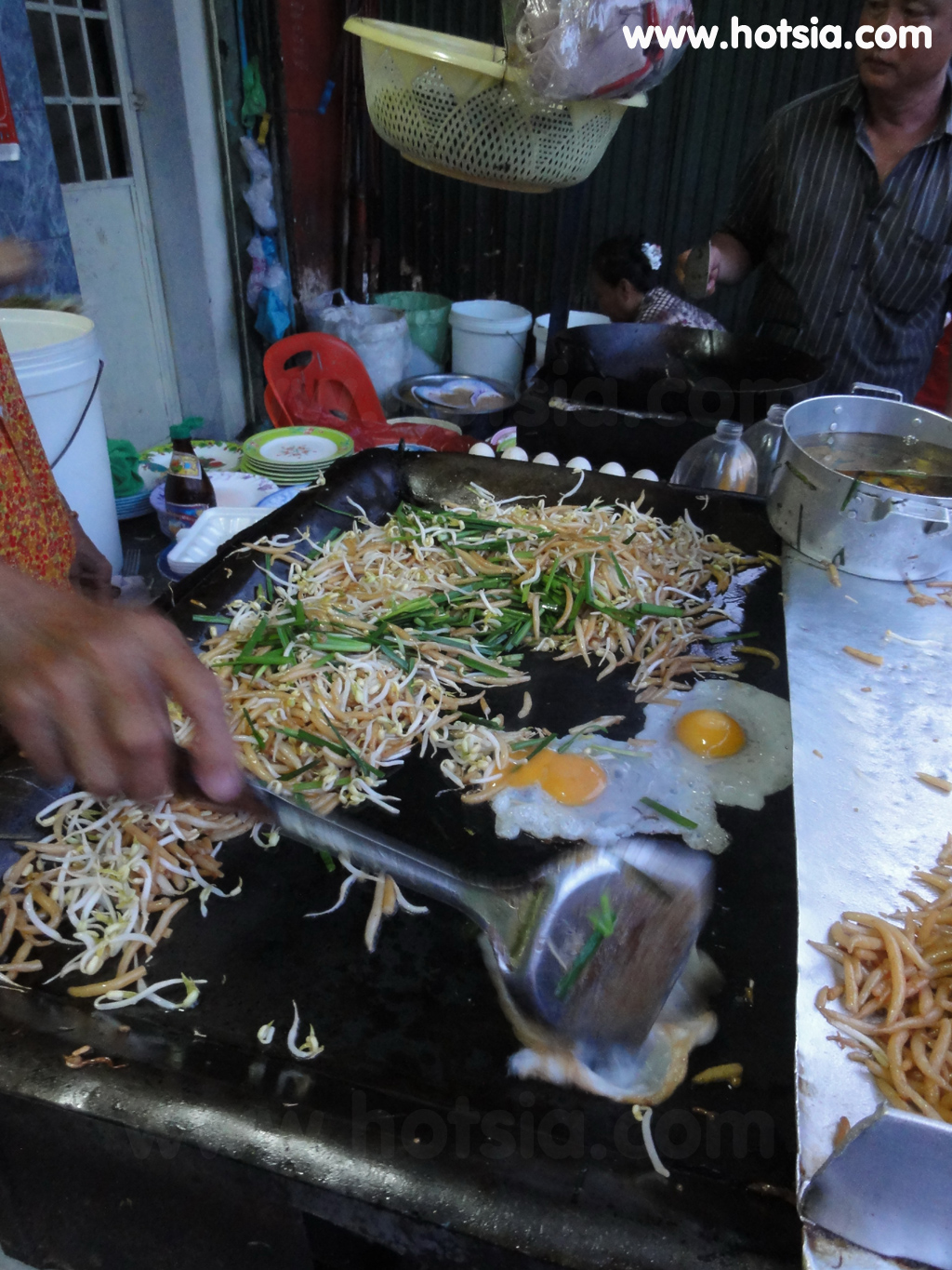 เที่ยวกัมพูชา ผัดหมี่ข้างวังพนมเปญ