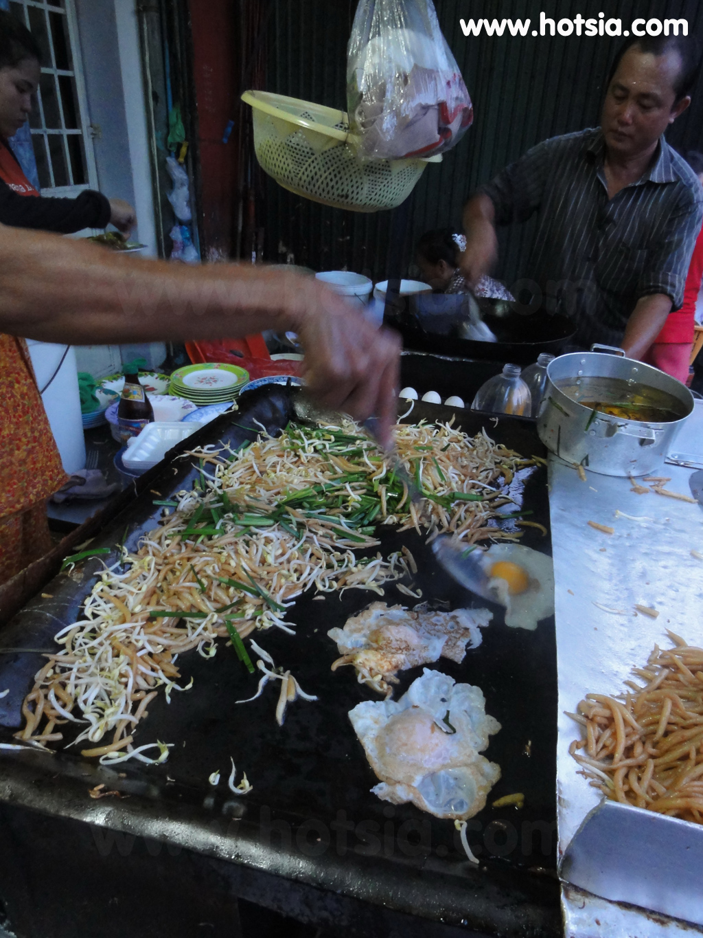 เที่ยวกัมพูชา ผัดหมี่ข้างวังพนมเปญ