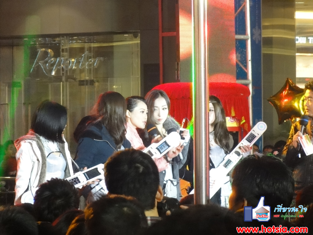 เที่ยวมณฑลหูหนาน สาวจีนเล่นดนตรีด้วยไอโฟน
