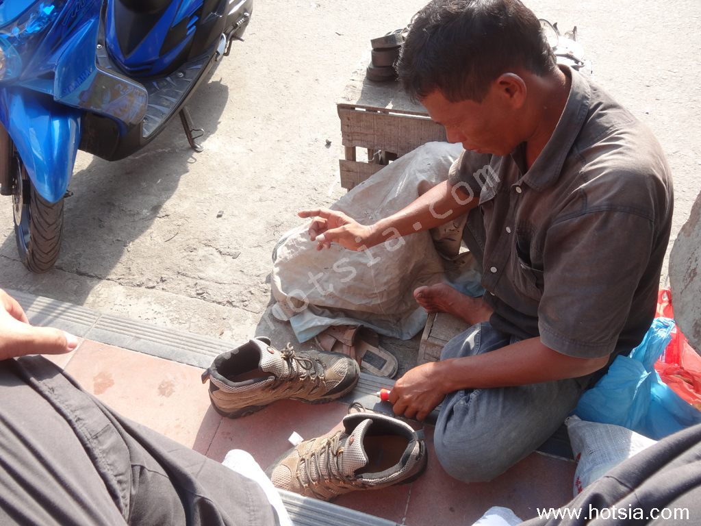 ข้อมูลท่องเที่ยวเมดาน สุมาตรา อินโดนีเซีย ซ่อมรองเท้าในเมดาน