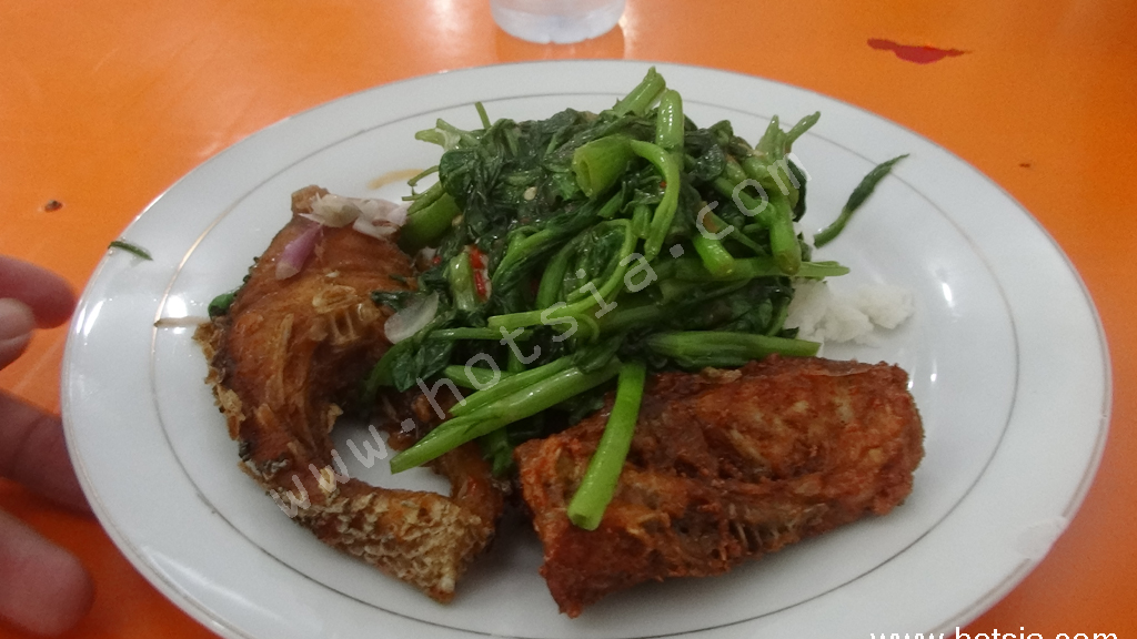 เมดาน สุมาตรา ไก่ทอดผัดผักบุ้งอร่อยมาก