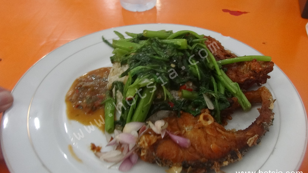เมดาน สุมาตรา ไก่ทอดผัดผักบุ้งอร่อยมาก