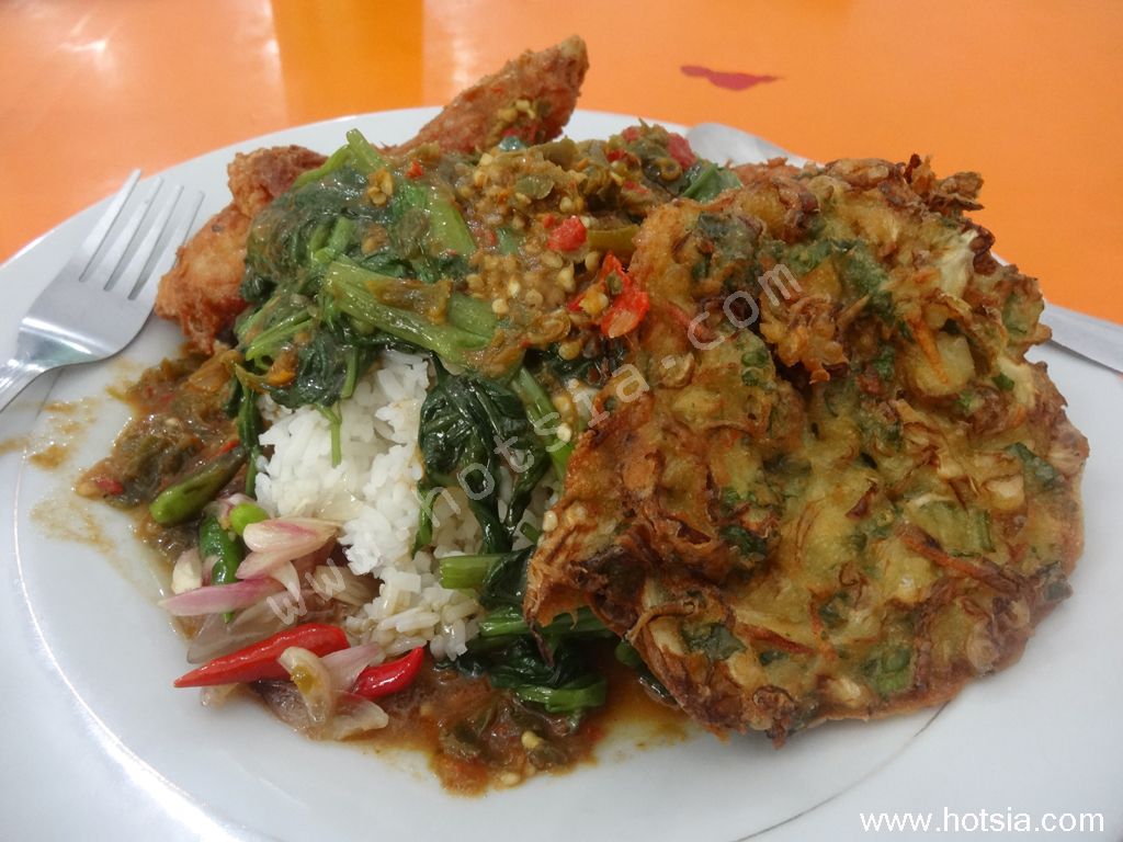เมดาน สุมาตรา ไก่ทอดผัดผักบุ้งอร่อยมาก