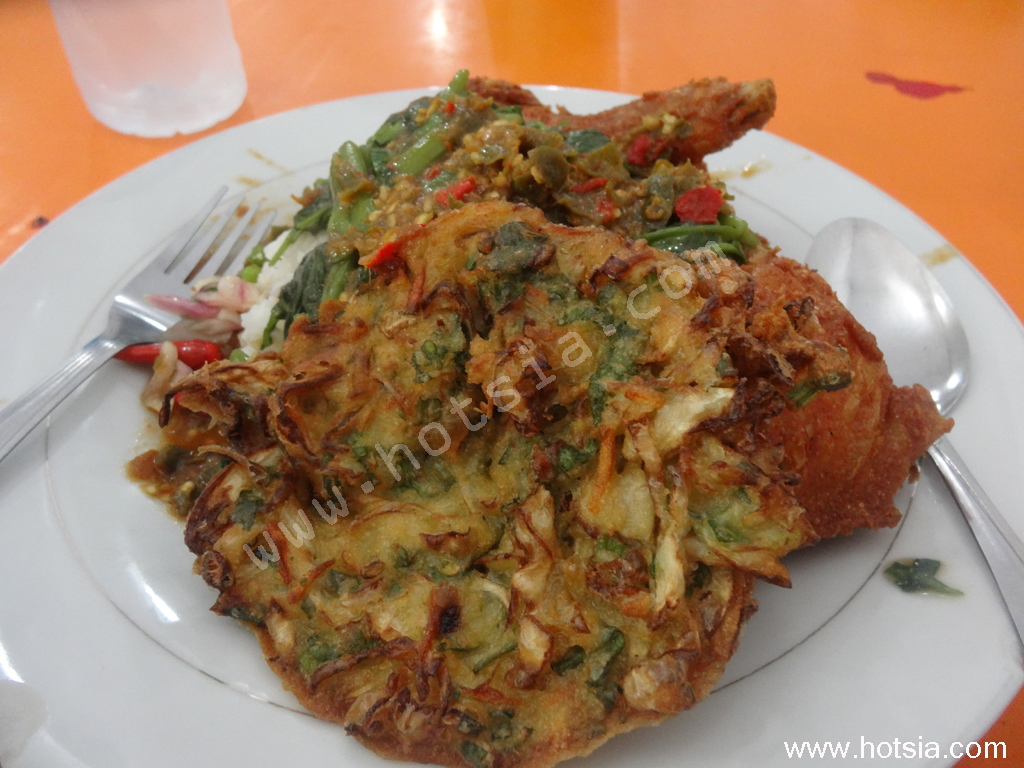 เมดาน สุมาตรา ไก่ทอดผัดผักบุ้งอร่อยมาก