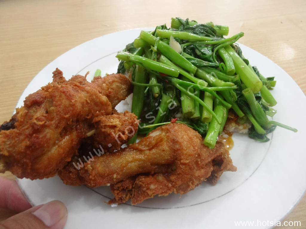 เมดาน สุมาตรา ไก่ทอดผัดผักบุ้งอร่อยมาก