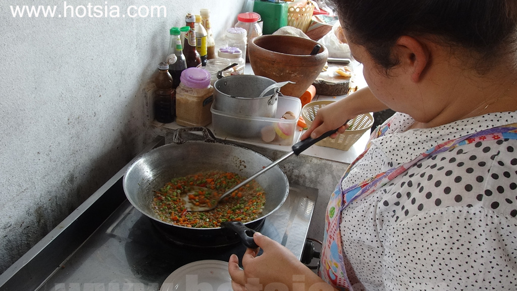 เที่ยวแขวงบ่อแก้ว ร้านอาหารในบ้านต้นผึ้ง ลาว