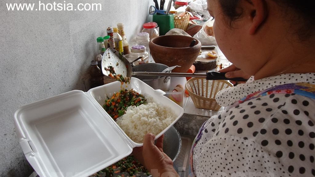 เที่ยวแขวงบ่อแก้ว ร้านอาหารในบ้านต้นผึ้ง ลาว