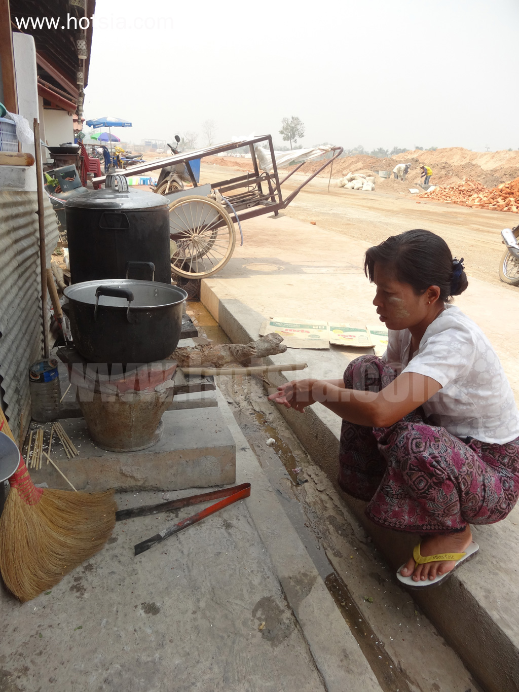 เที่ยวแขวงบ่อแก้ว ร้านอาหารในบ้านต้นผึ้ง ลาว
