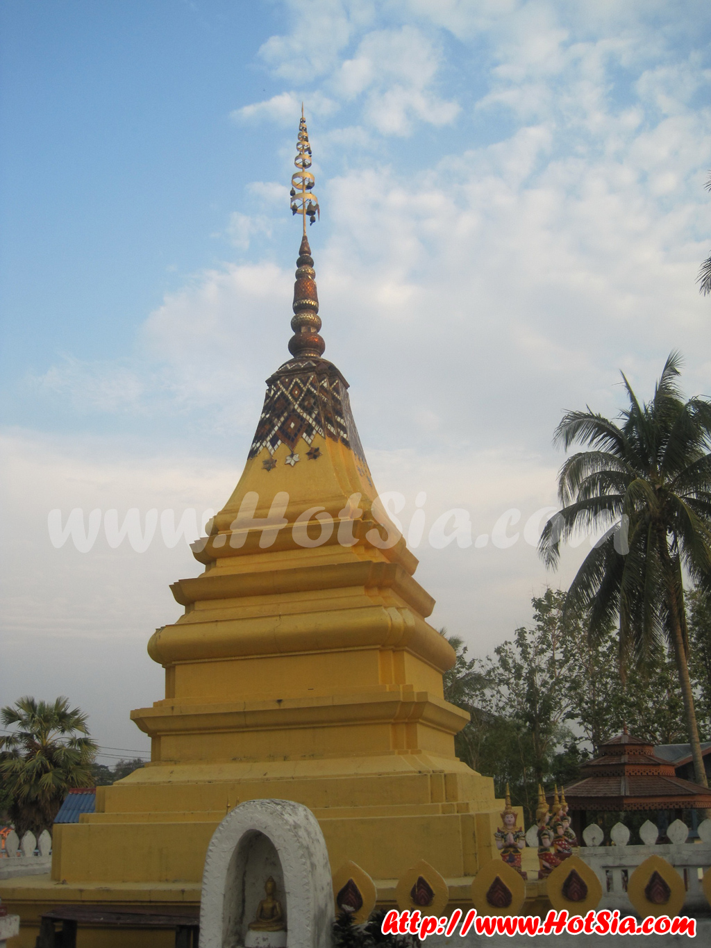 แขวงบ่อแก้ว วัดจอมเขามณีรัตน์ ห้วยทราย(houay xai) แขวงบ่อแก้ว ลาว