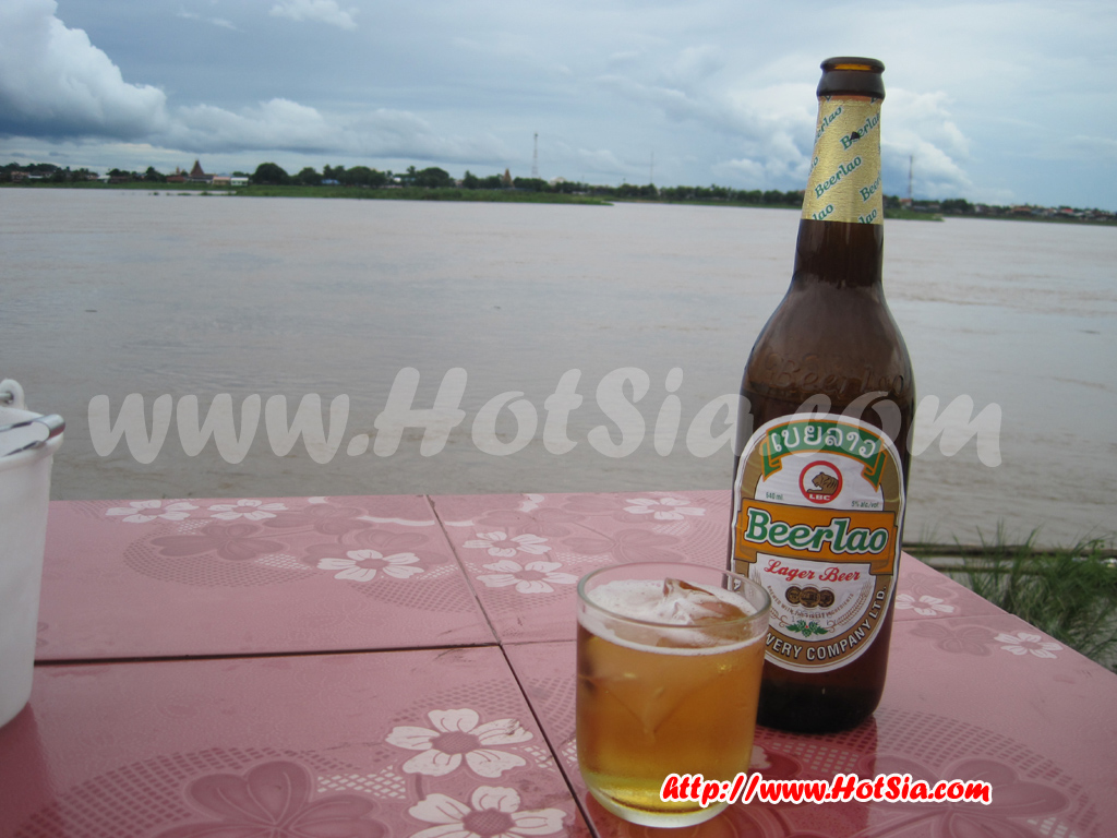 ปากซัน บริคำไชย นั่งกินเบียร์ลาวมองบึงกาฬจากปากซัน