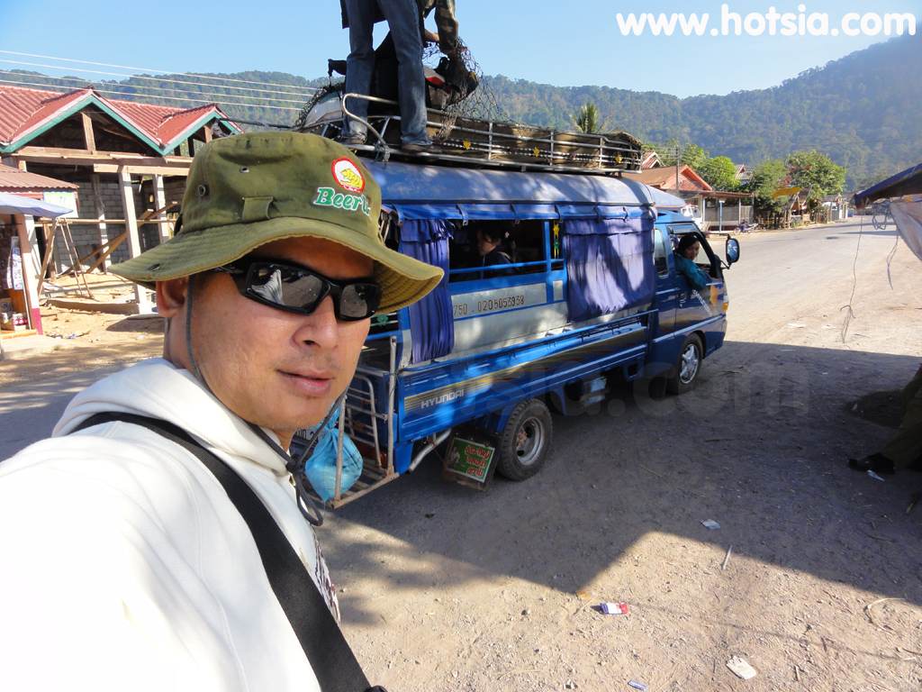 แขวงคำม่วน นั่งเรือระเบิด