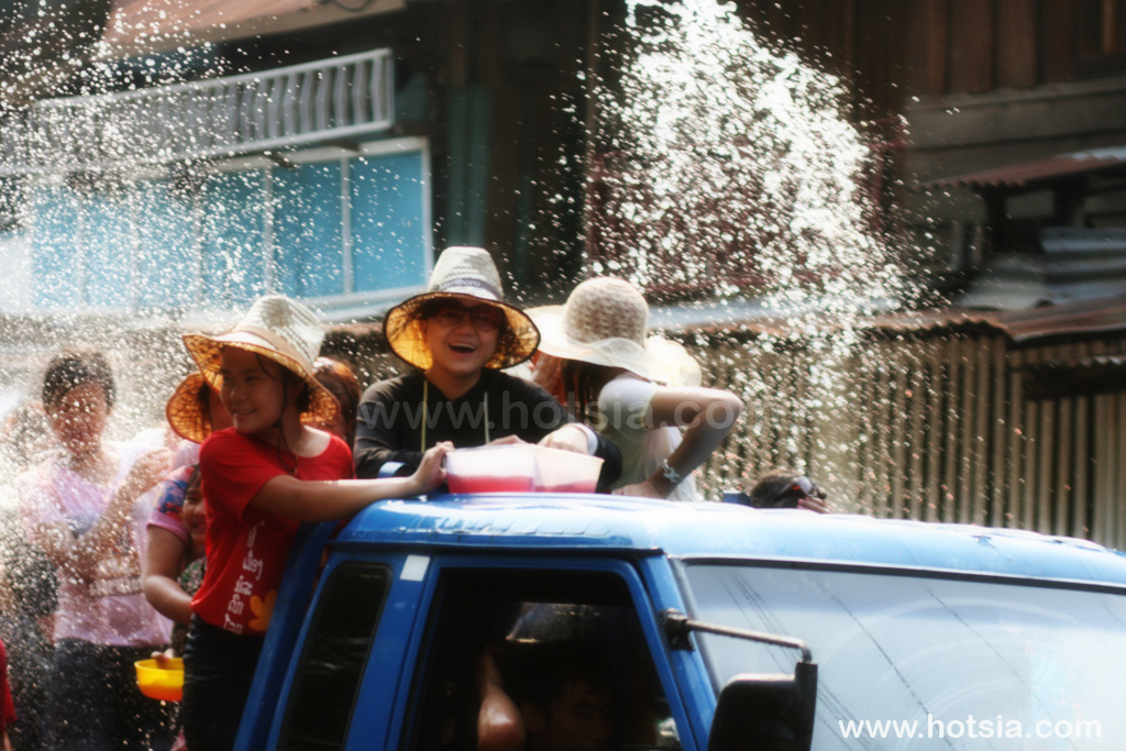 หลวงพระบาง สงกรานต์หลวงพระบาง เล่นน้ำสงกรานต์เช้า