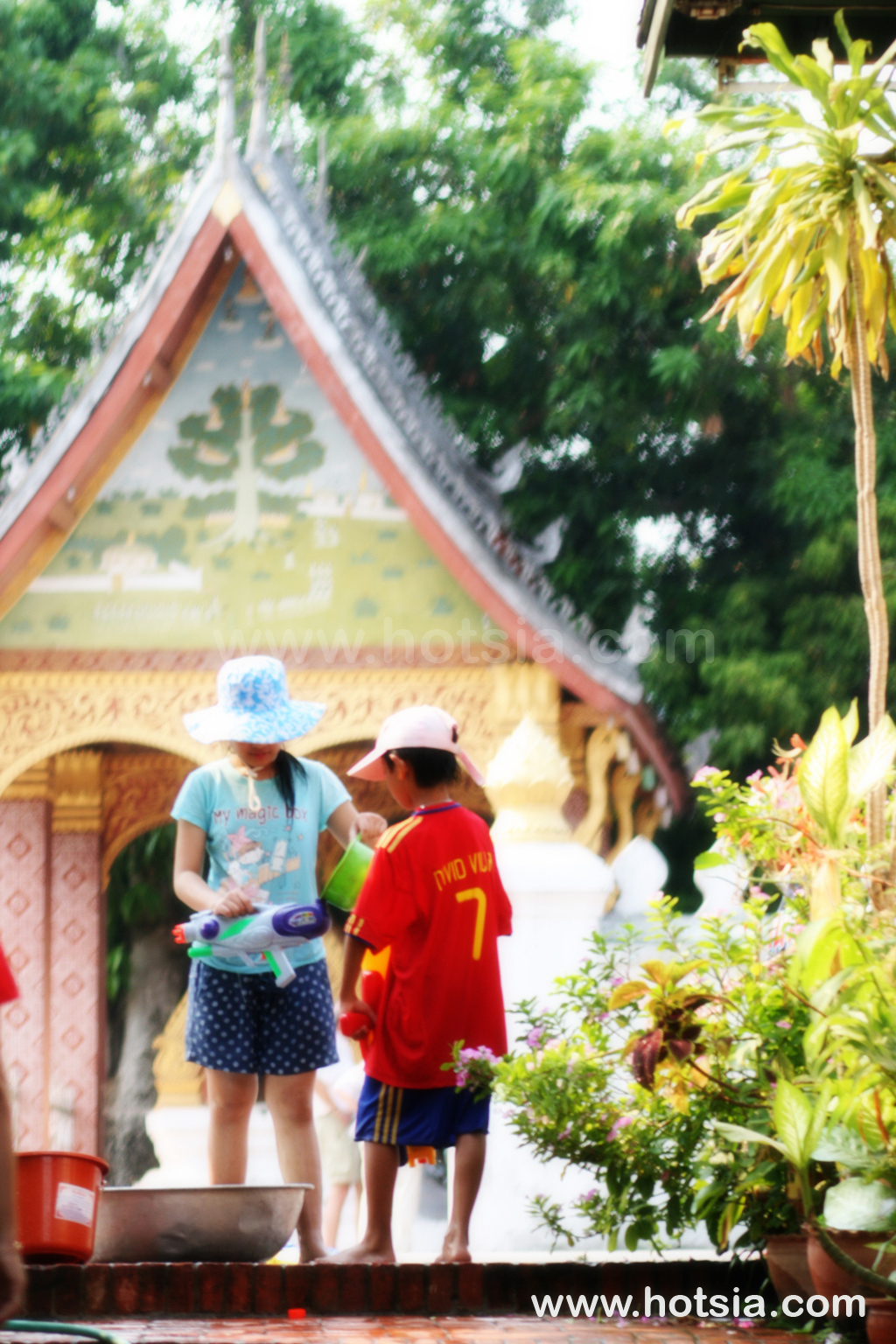 หลวงพระบาง สงกรานต์หลวงพระบาง เล่นน้ำสงกรานต์เช้า