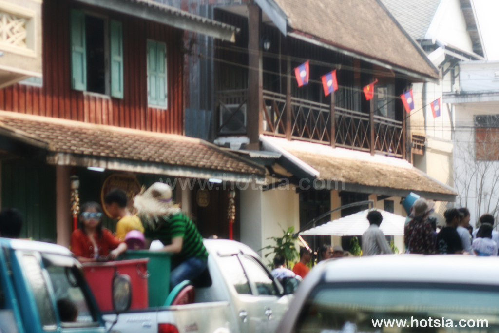 หลวงพระบาง สงกรานต์หลวงพระบาง เล่นน้ำสงกรานต์เช้า