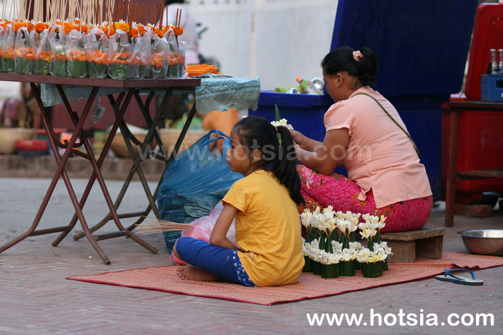 หลวงพระบาง ตักบาตรขั้นไดหลวงพระบาง
