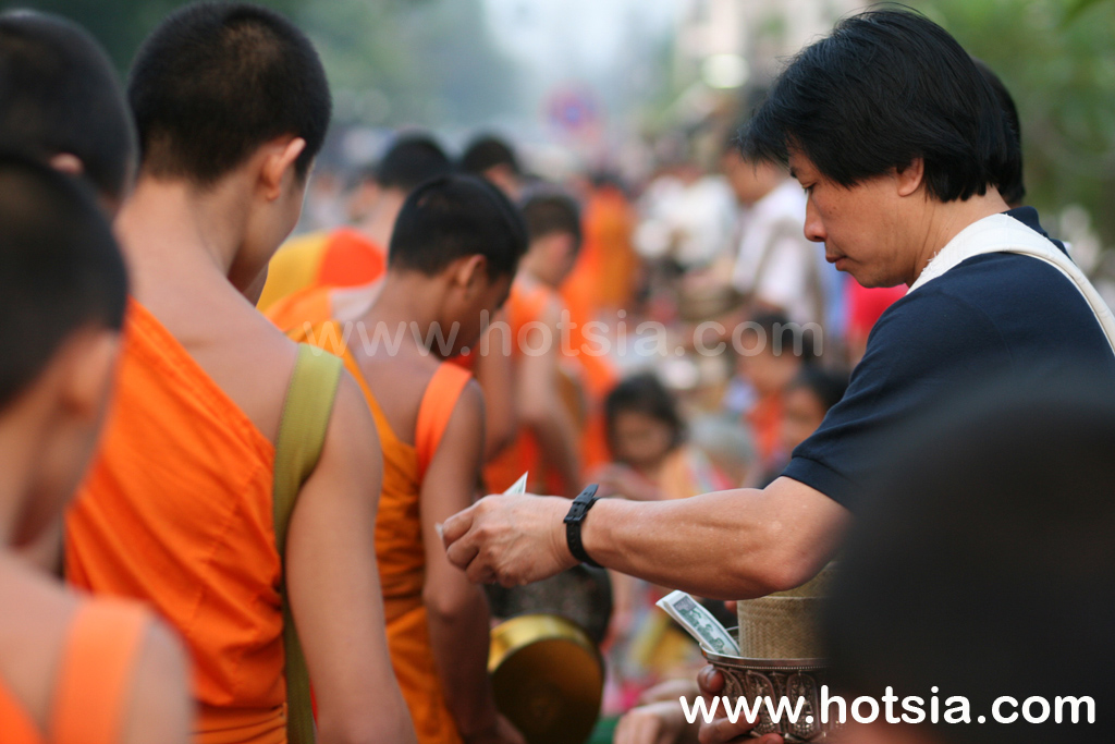 หลวงพระบาง ตักบาตรขั้นไดหลวงพระบาง