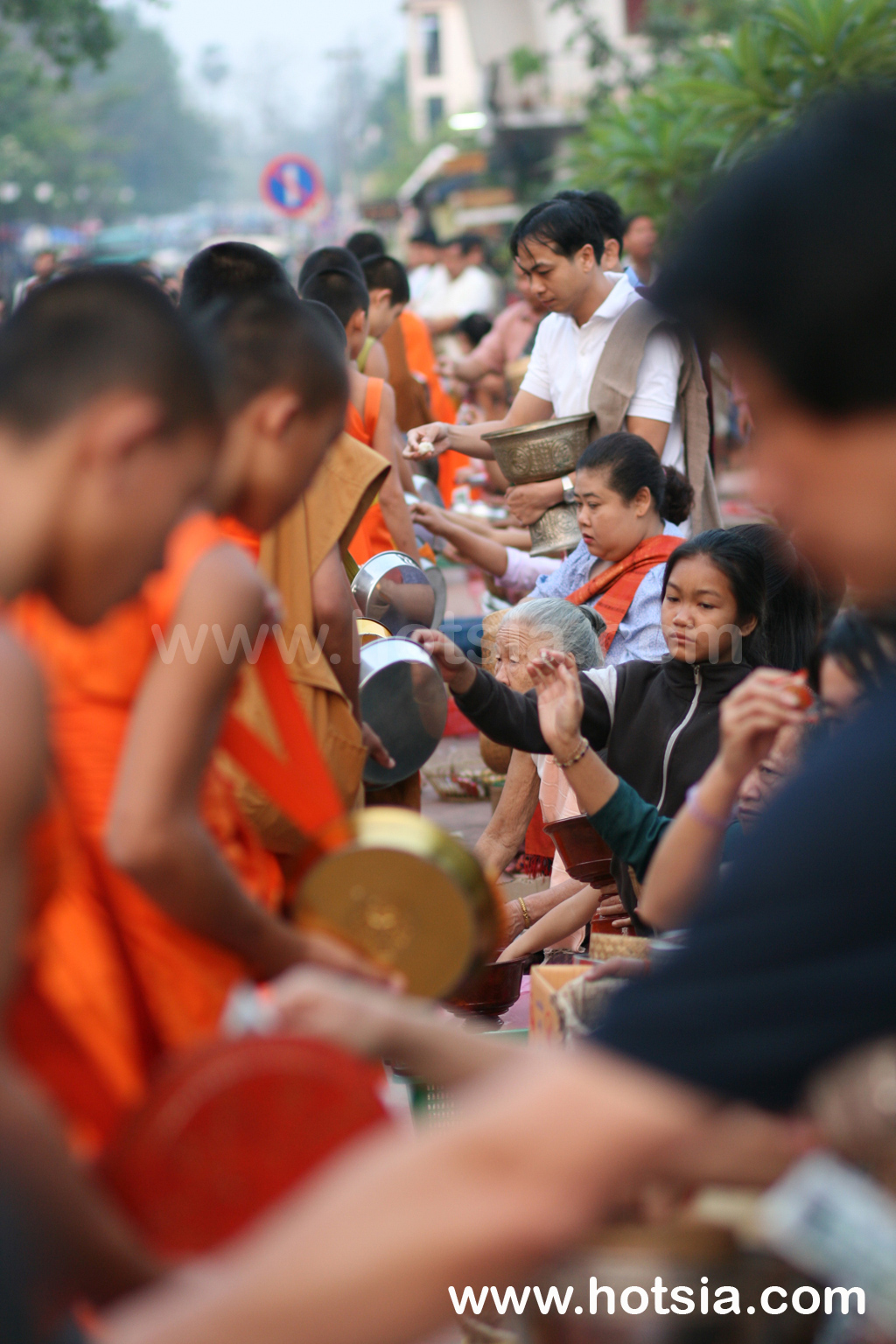 หลวงพระบาง ตักบาตรขั้นไดหลวงพระบาง