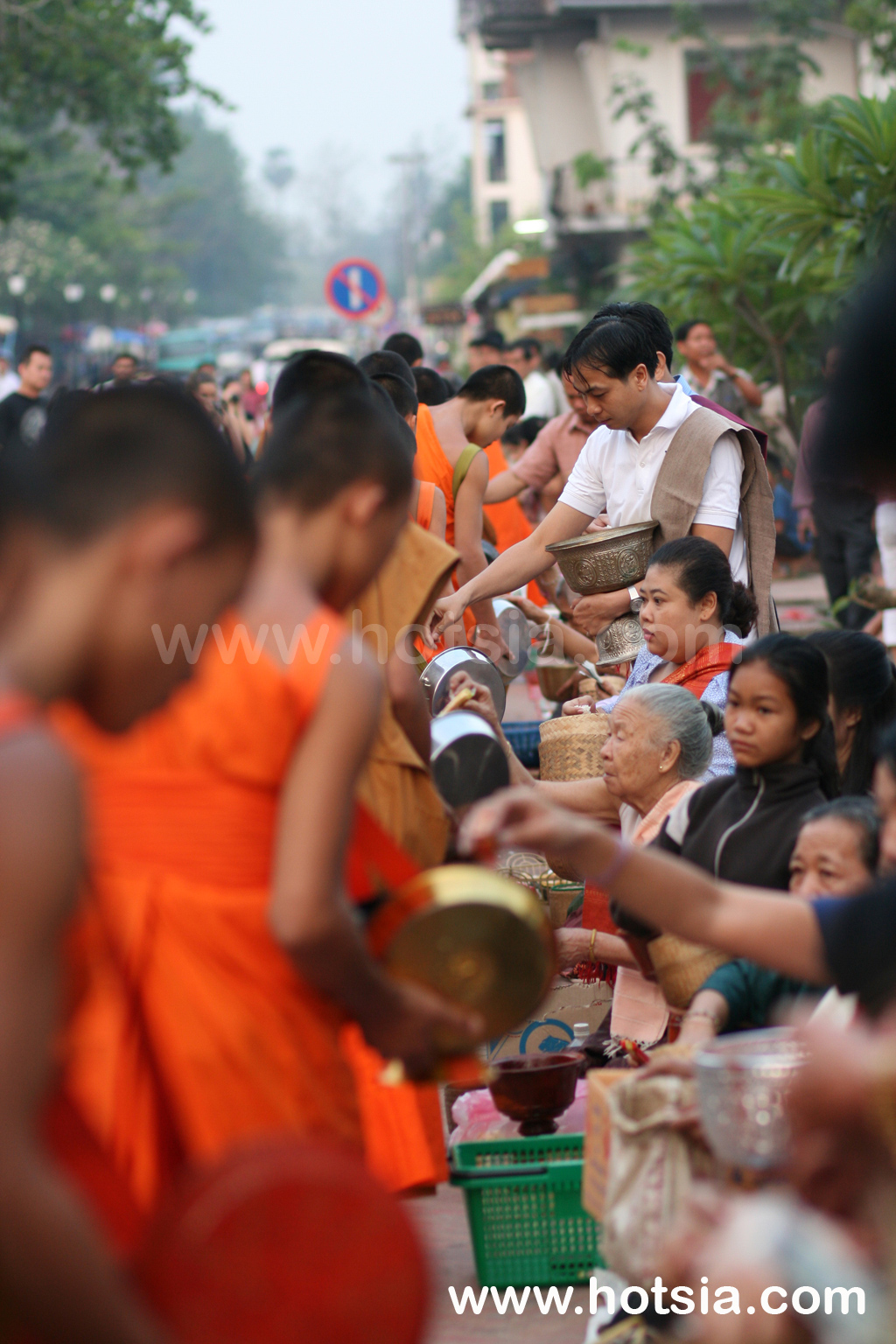 หลวงพระบาง ตักบาตรขั้นไดหลวงพระบาง
