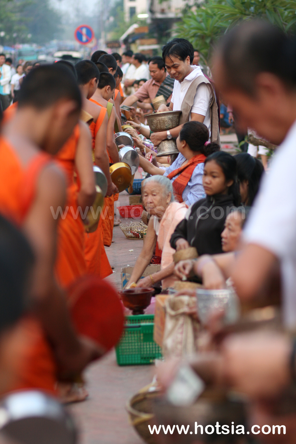 หลวงพระบาง ตักบาตรขั้นไดหลวงพระบาง