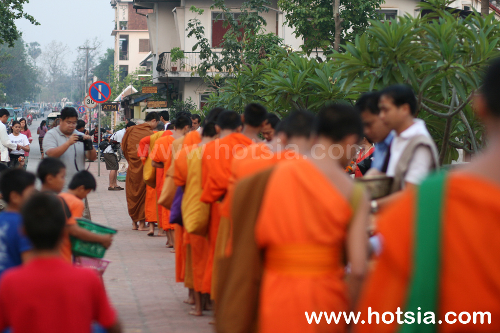 หลวงพระบาง ตักบาตรขั้นไดหลวงพระบาง