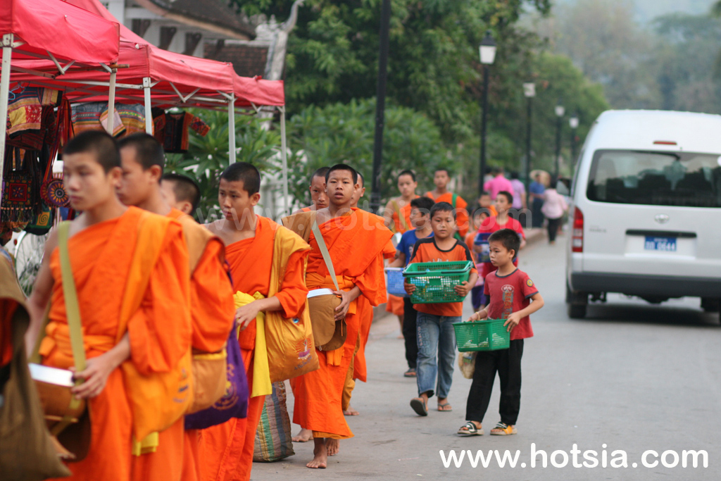 หลวงพระบาง ตักบาตรวันขึ้นปีใหม่หลวงพระบาง