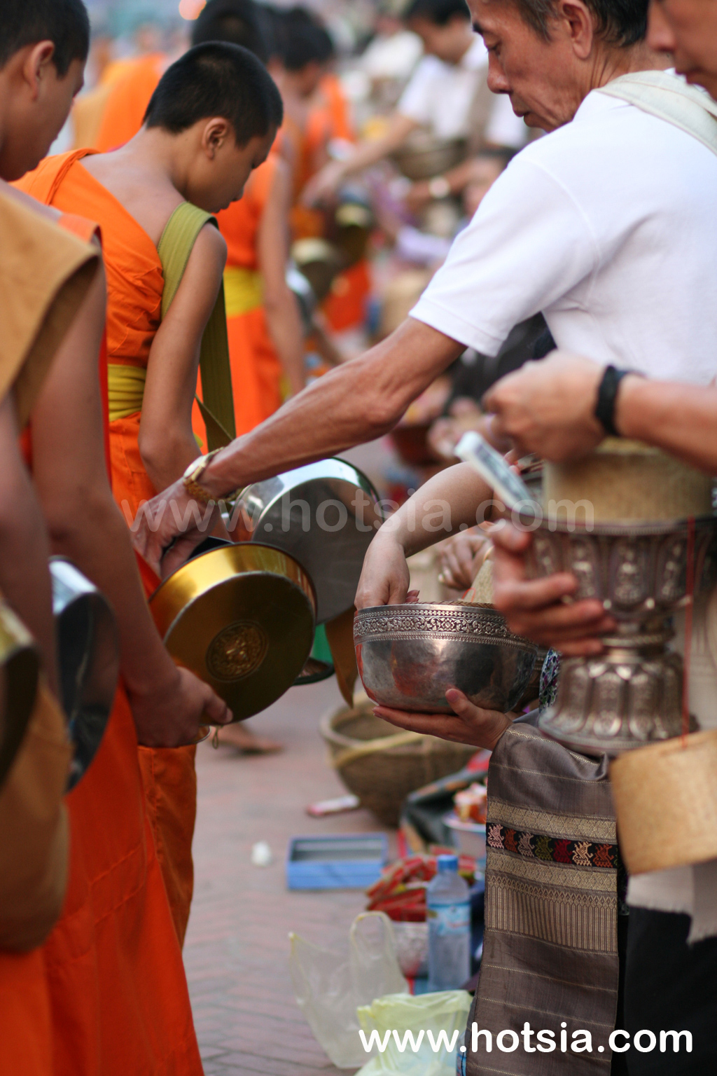 หลวงพระบาง ตักบาตรวันขึ้นปีใหม่หลวงพระบาง