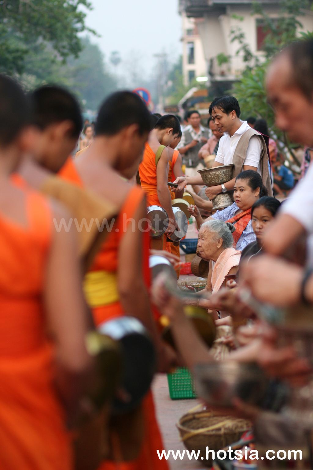 หลวงพระบาง ตักบาตรวันขึ้นปีใหม่หลวงพระบาง