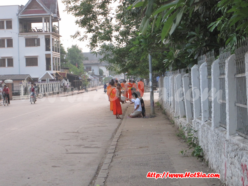 หลวงพระบาง ตักบาตรข้าวเหนียวหลวงพระบาง