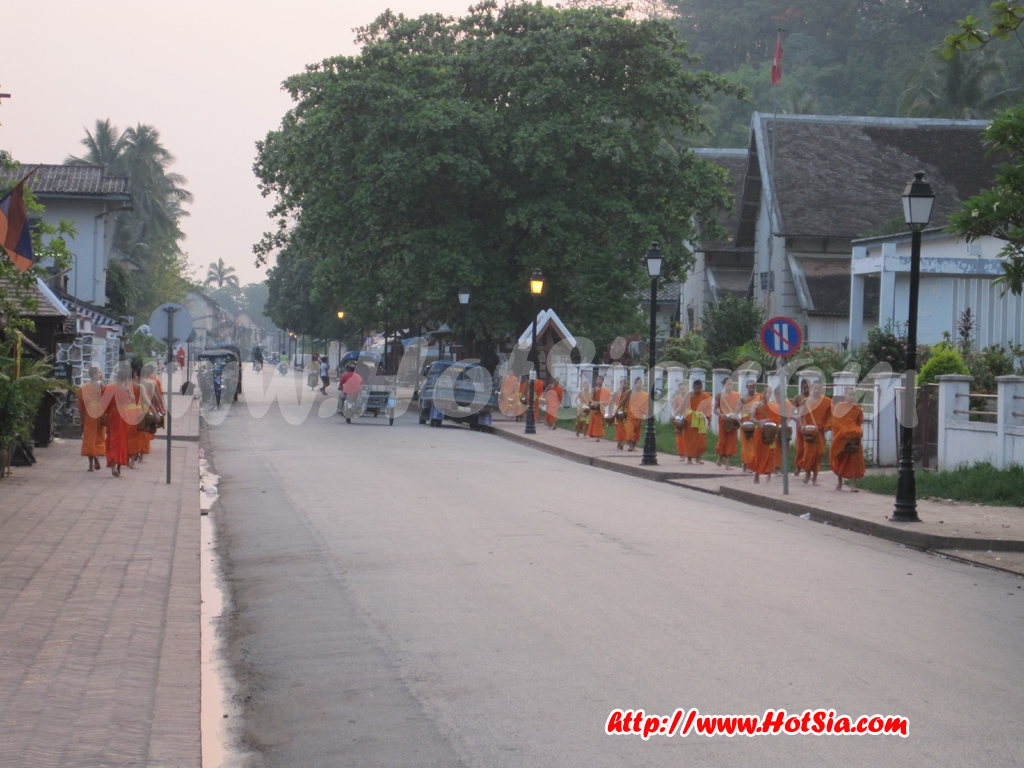 หลวงพระบาง ตักบาตรข้าวเหนียวหลวงพระบาง
