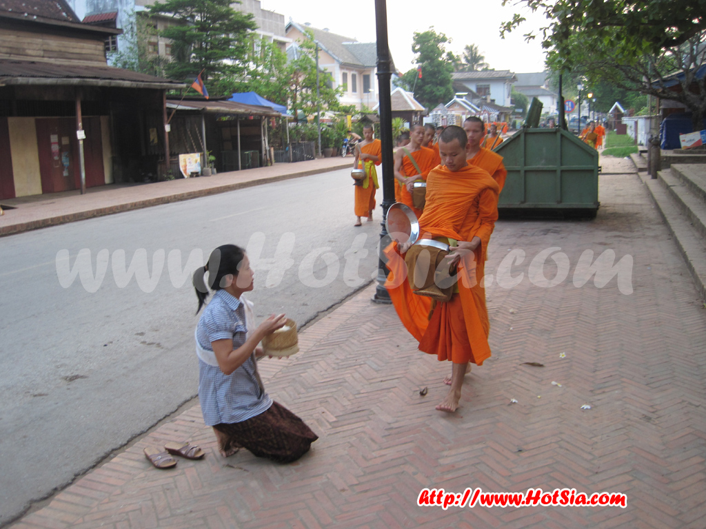 หลวงพระบาง ตักบาตรข้าวเหนียวหลวงพระบาง