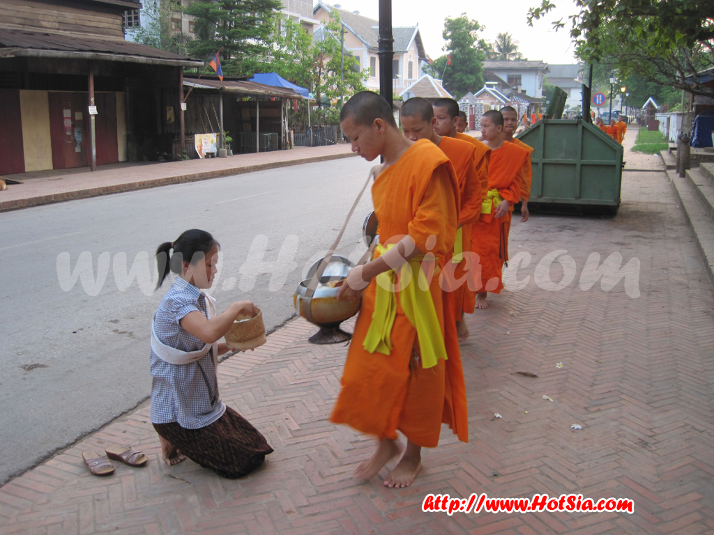 หลวงพระบาง ตักบาตรข้าวเหนียวหลวงพระบาง