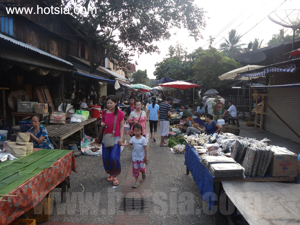 เที่ยวหลวงพระบางด้วยตัวเอง ตลาดเช้าหลวงพระบาง 2013