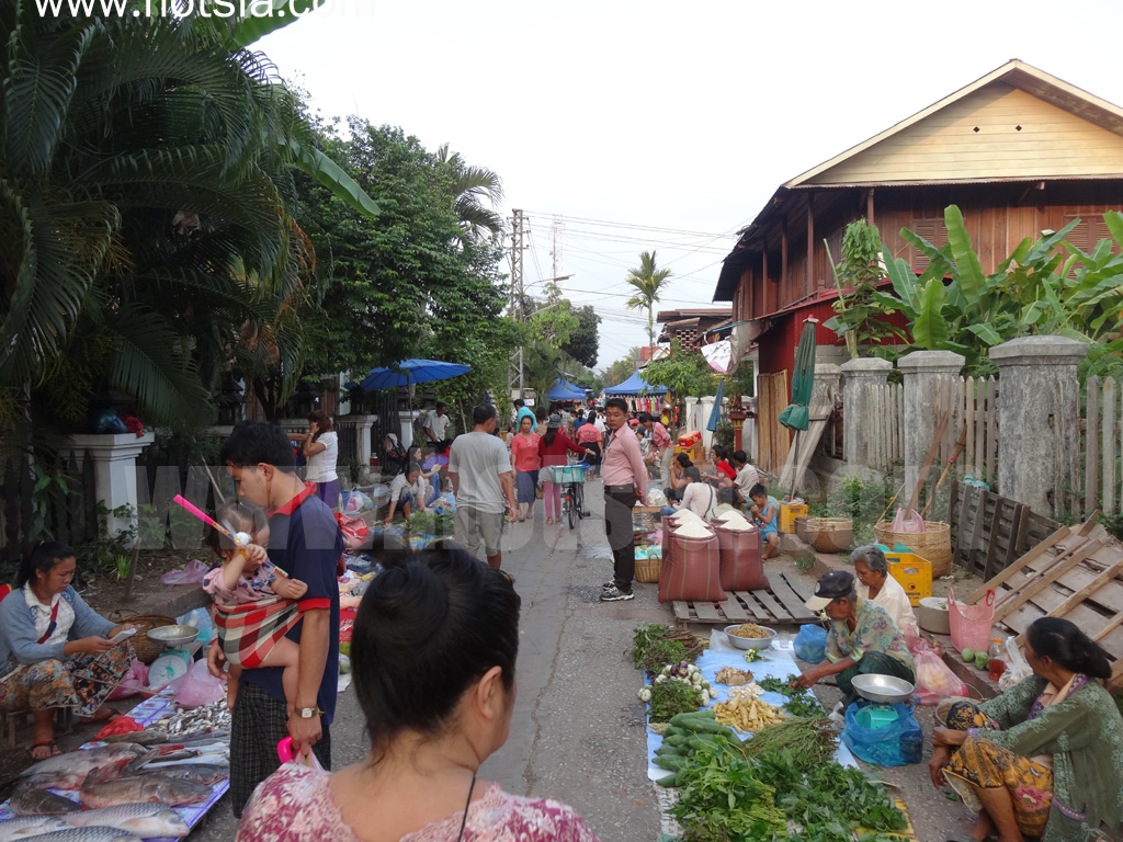 เที่ยวหลวงพระบางด้วยตัวเอง ตลาดเช้าหลวงพระบาง 2013
