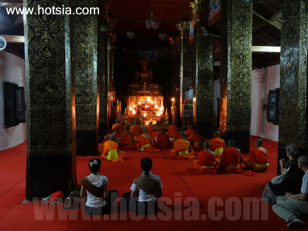 เที่ยวหลวงพระบางด้วยตัวเอง เวียนเทียนวันวิสาขบูชา หลวงพระบาง