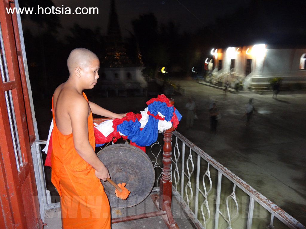 เที่ยวหลวงพระบางด้วยตัวเอง เวียนเทียนวันวิสาขบูชา หลวงพระบาง