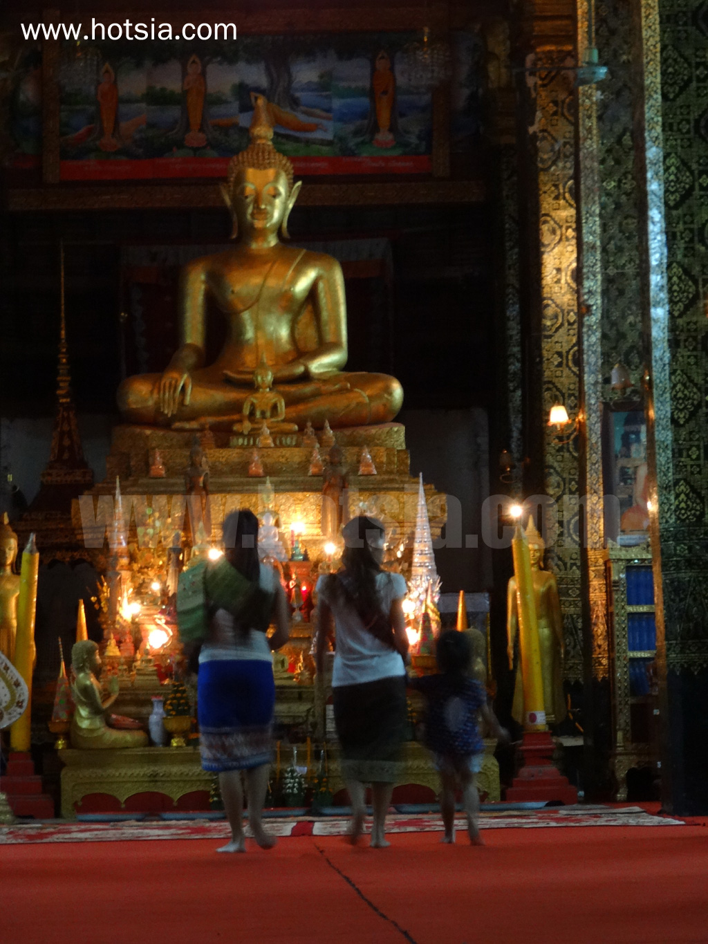 เที่ยวหลวงพระบางด้วยตัวเอง เวียนเทียนวันวิสาขบูชา หลวงพระบาง