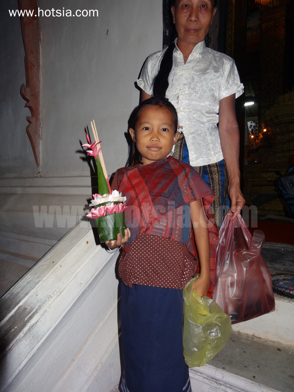 เที่ยวหลวงพระบางด้วยตัวเอง เวียนเทียนวันวิสาขบูชา หลวงพระบาง