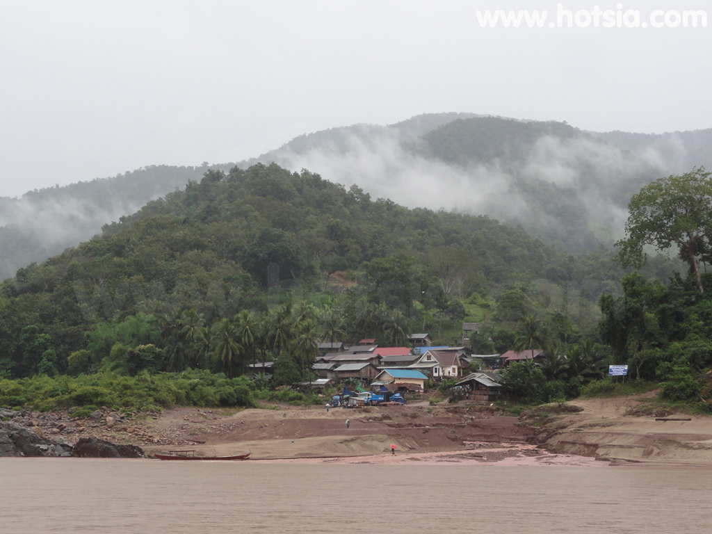 แขวงไชยบุรี บ้านท่าส่วง หรือบ้านท่าส่วง เมืองหงสา แขวงไชยบุรี