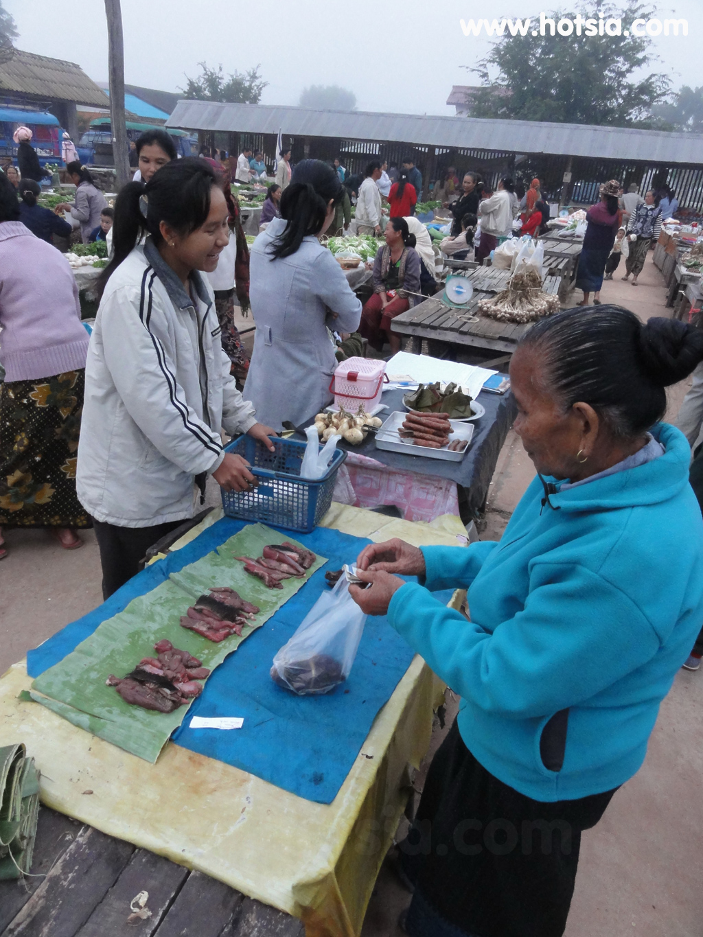 แขวงไชยบุรี ตลาดเช้าเมืองหงสา แขวงไชยบุรี