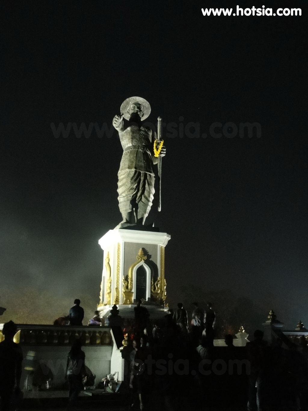 เที่ยวเวียงจันทน์ อนุสาวรีย์ เจ้าอนุวงศ์
