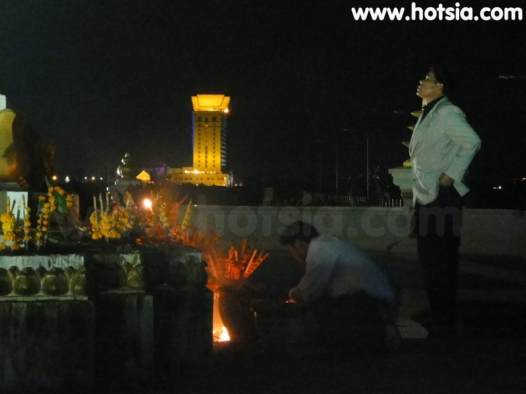เที่ยวเวียงจันทน์ อนุสาวรีย์ เจ้าอนุวงศ์